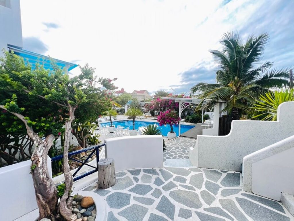 không gian phòng honey moon ở santorini villa cam ranh