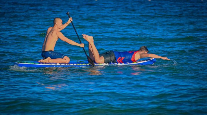 chèo sup tại biển bãi dài