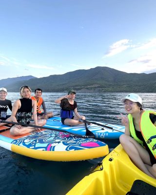 chèo sup và uống cafe trên sup