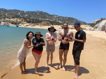 khách trải nghiệm bắt nhum ở bãi tràng mũi dinh