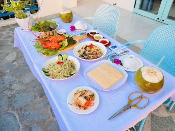 bàn ăn trong tour vịnh cam ranh trong ngày