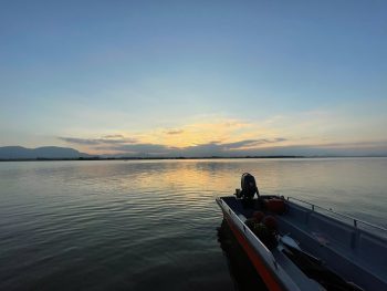 tour thuyền đi dạo quanh đầm thủy triều