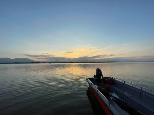 tour thuyền đi dạo quanh đầm thủy triều