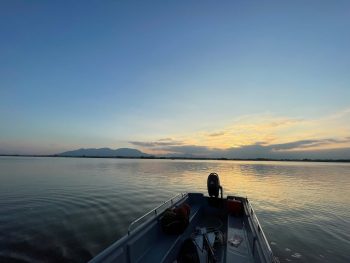 book thuyền đi dạo quanh đầm thủy triều