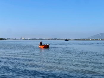 thuyền đi dạo quanh đầm sức chở 4 người 1 thuyền