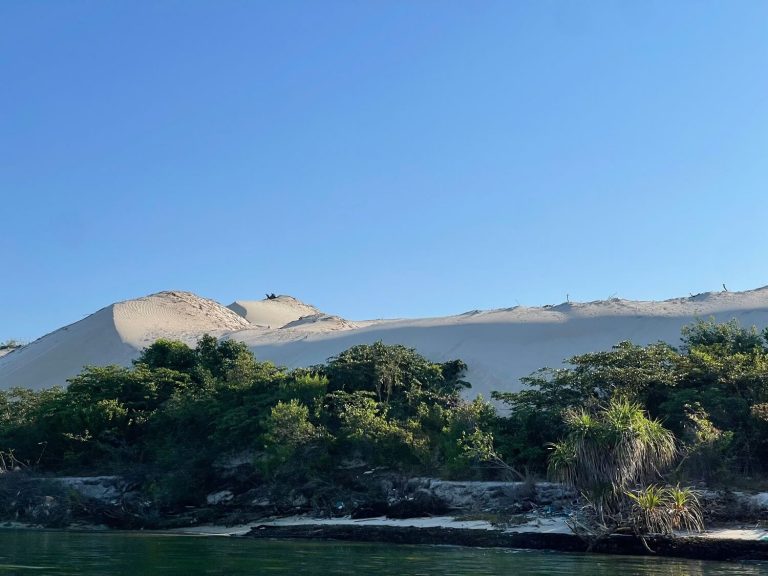 đồi cát trắng đầm thủy triều nhìn từ thuyền