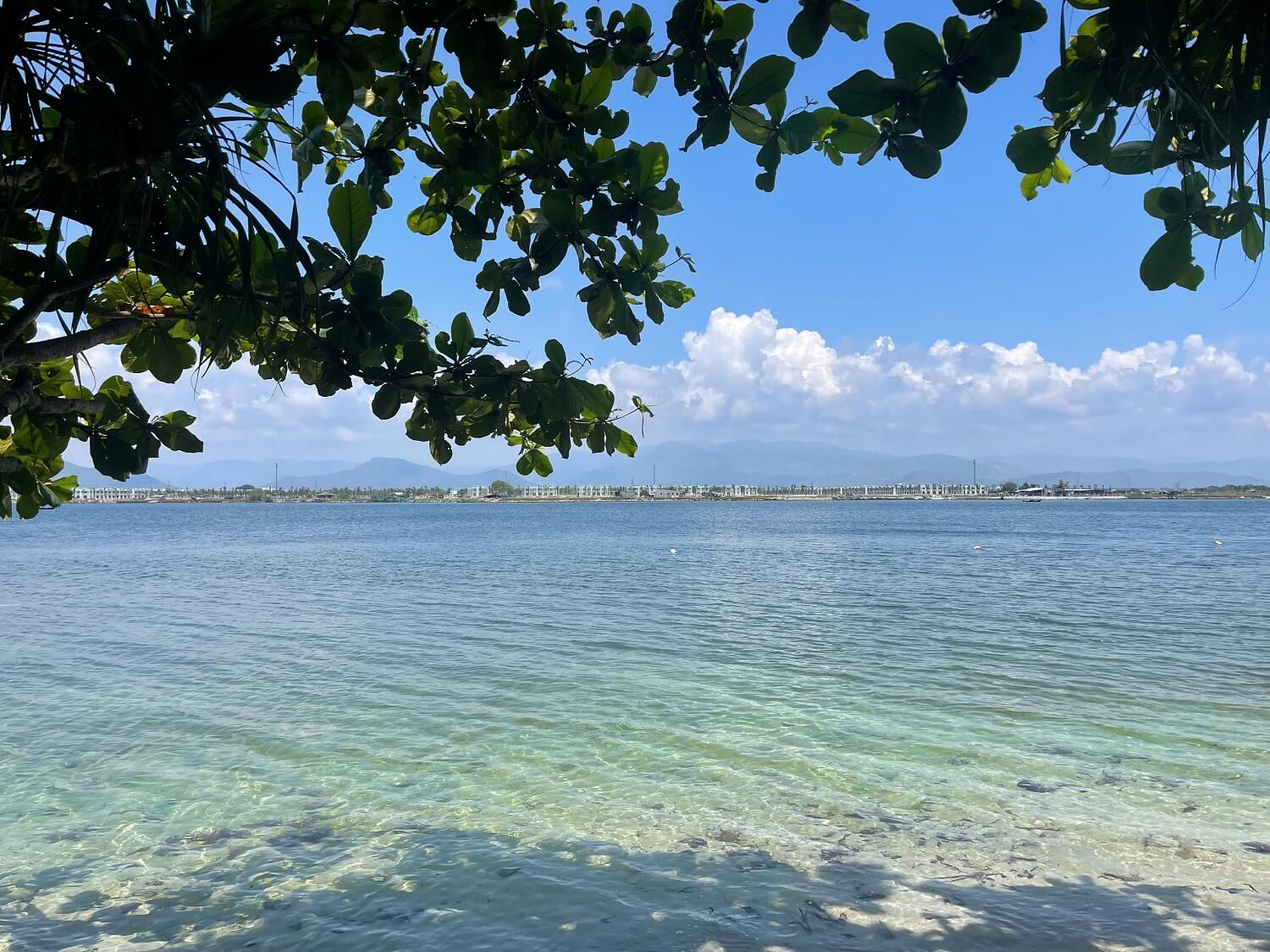 bãi tắm trong tour picnic của cam ranh boat trip