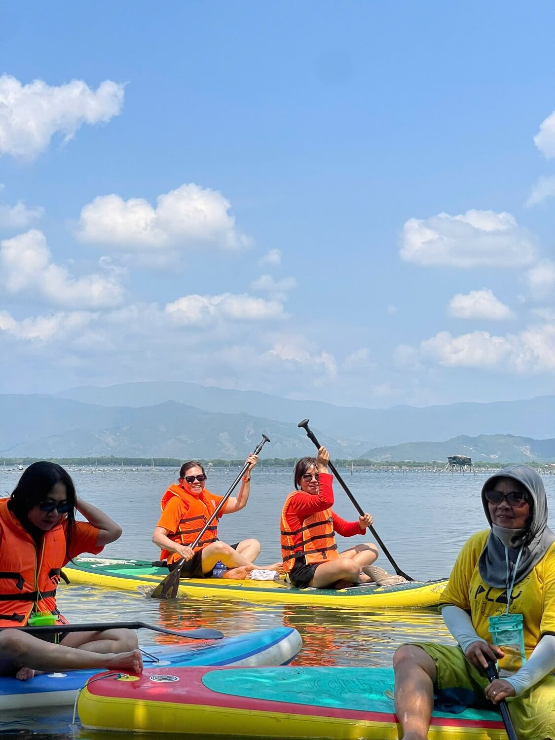 chèo sup miễn phí trong gói picnic cùng cam ranh boat trip