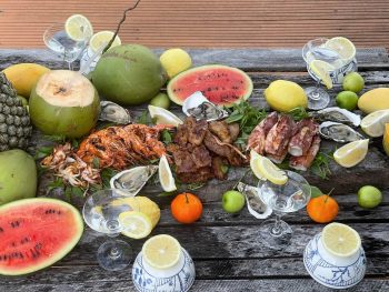 set up decor chụp hình trong tour picnic của cam ranh boat trip