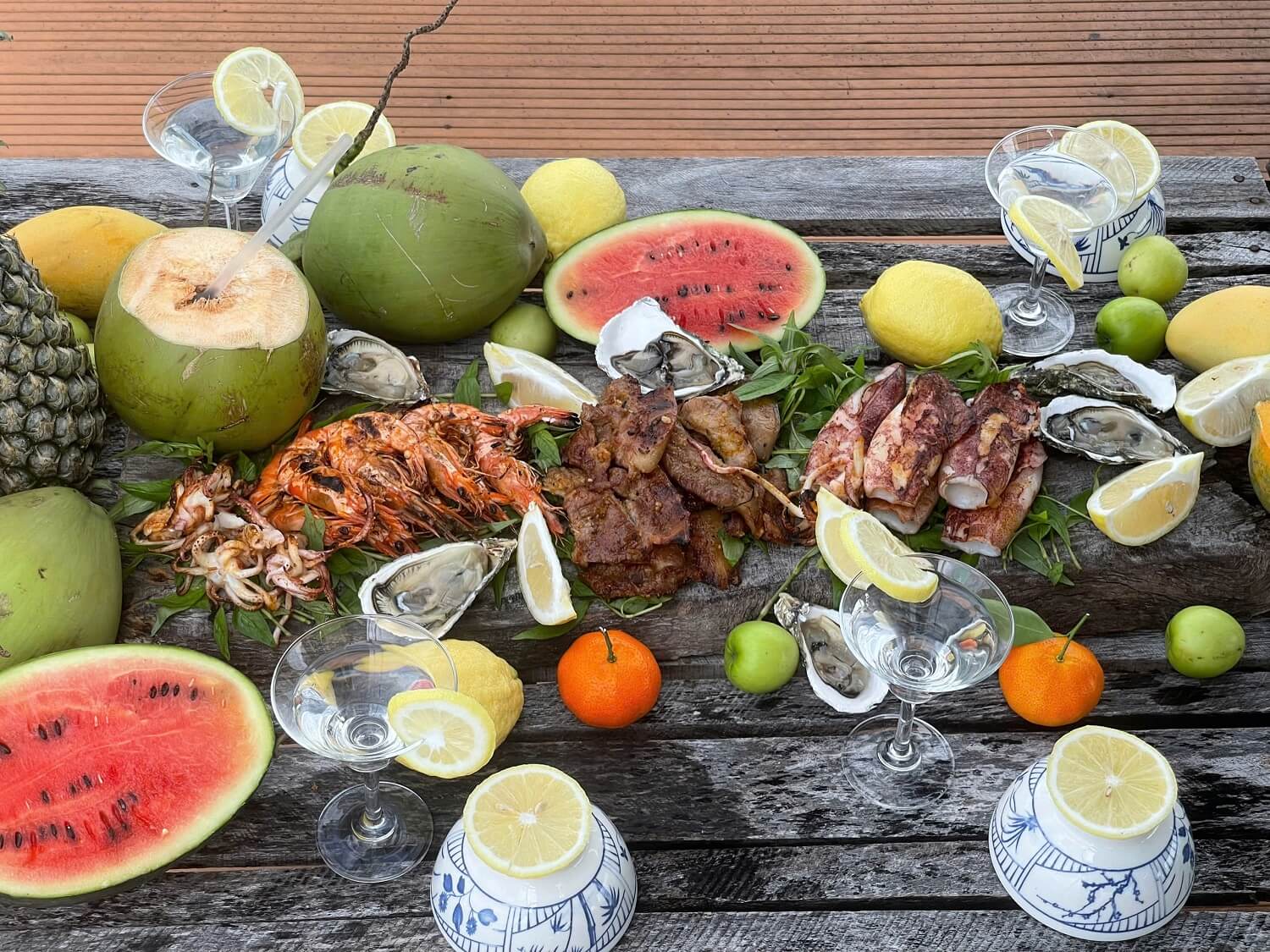 set up decor chụp hình trong tour picnic của cam ranh boat trip
