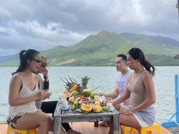 chill chill trước bữa ăn trong tour picnic