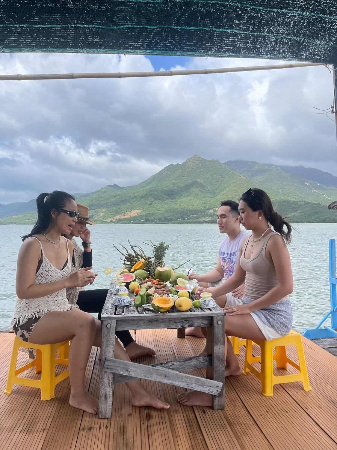 chill chill trước bữa ăn trong tour picnic